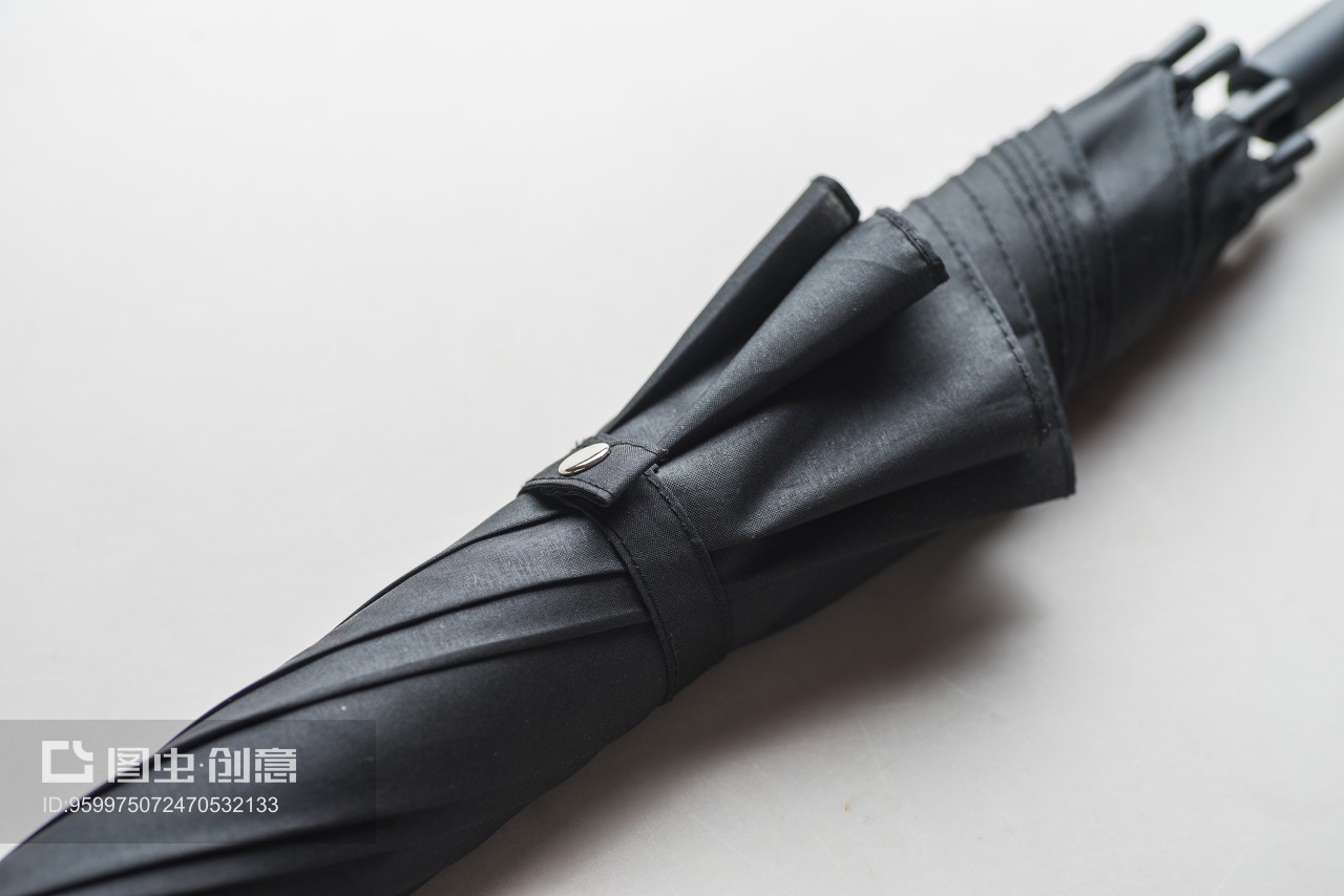 黑色曲柄傘 戶外活動的理想伴侶